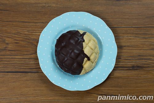 【ファミマ新作】トリプルチョコメロンパン上から撮った写真