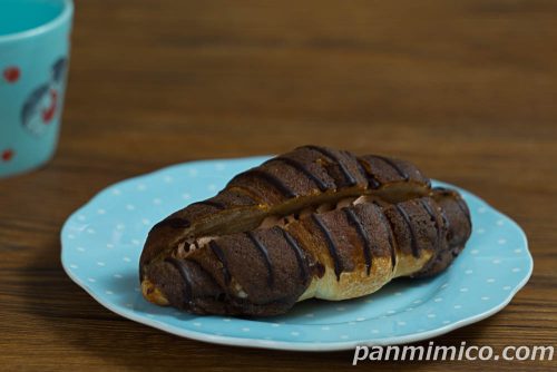 セブンイレブン「チョコホイップクロワッサン」斜めから撮った写真