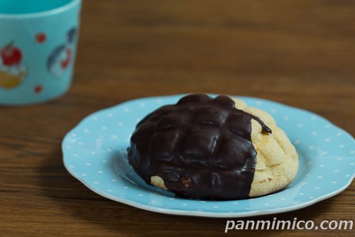 【ファミマ新作】トリプルチョコメロンパン斜めから撮った写真