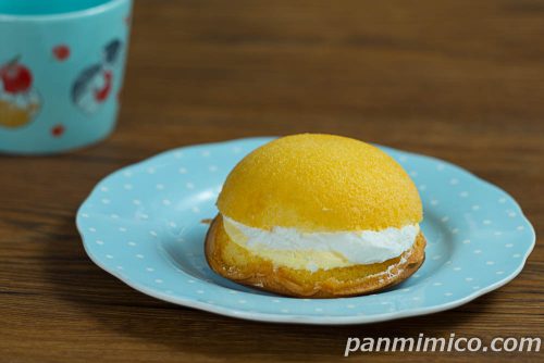 【セブン】７プレミアム　ダブルクリームシフォン斜めから撮った写真