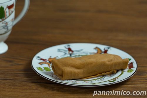 ルマンドクレープティラミスブルボン斜めから撮った写真