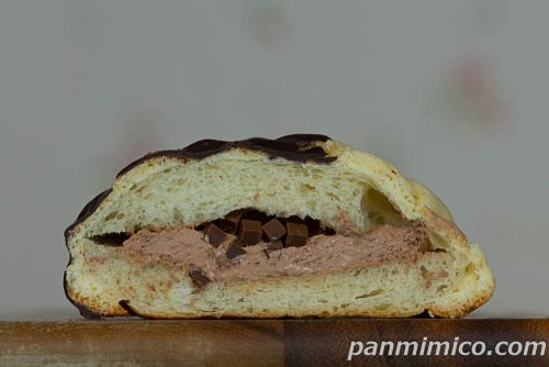 【ファミマ新作】トリプルチョコメロンパン断面の写真