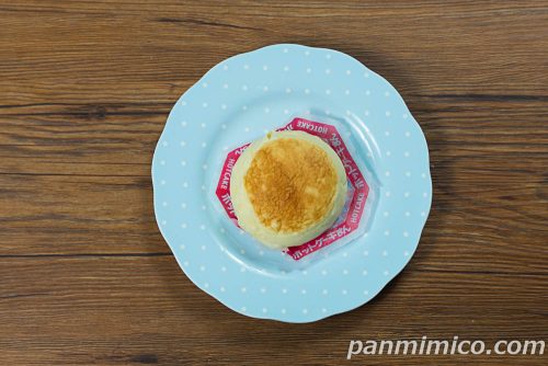 ファミマの「森永製菓監修　バター香るホットケーキまん」上から撮った写真