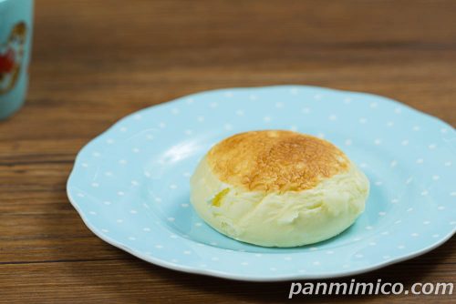 ファミマの「森永製菓監修　バター香るホットケーキまん」斜めから撮った写真