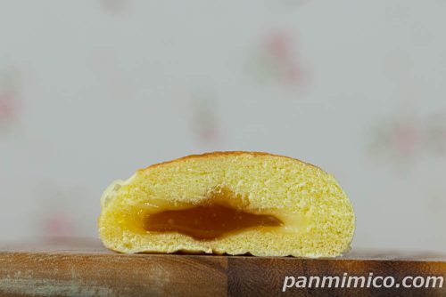 ファミマの「森永製菓監修　バター香るホットケーキまん」断面の写真