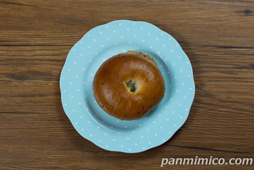 7P 黒ごまベーグルサンド チーズクリーム【セブンイレブン】上から撮った写真