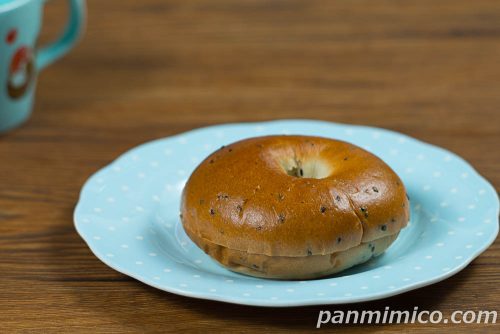 7P 黒ごまベーグルサンド チーズクリーム【セブンイレブン】斜めから撮った写真