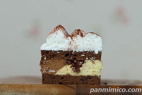ピエール・エルメ アンソロジー監修 チョコレートバニラケーキ【ファミリーマート】断面の写真