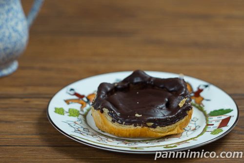 【セブン】の「チョコブラウニーパイ」斜めから撮った写真