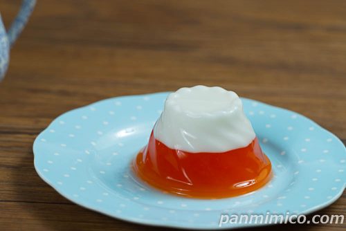 ローソンの「マルハニチロ　富士山ゼリー　ブラッドオレンジ」斜めから撮った写真