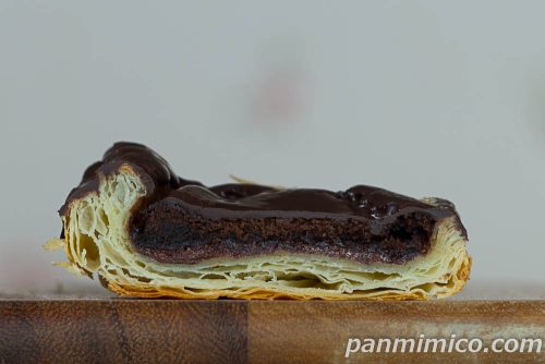 【セブン】の「チョコブラウニーパイ」断面の写真