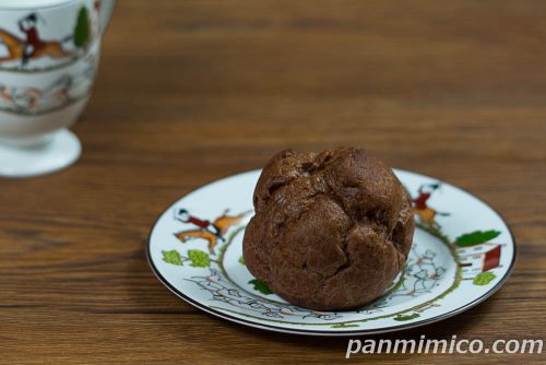 モンテールゴディバプレミアムショコラシュークリーム斜めから撮った写真