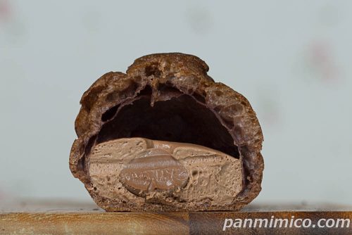 モンテールゴディバプレミアムショコラシュークリーム断面の写真