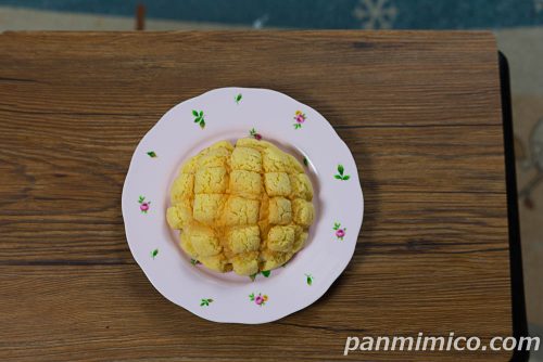 ファミマ・ザ・メロンパン【ファミリーマート】上から撮った写真