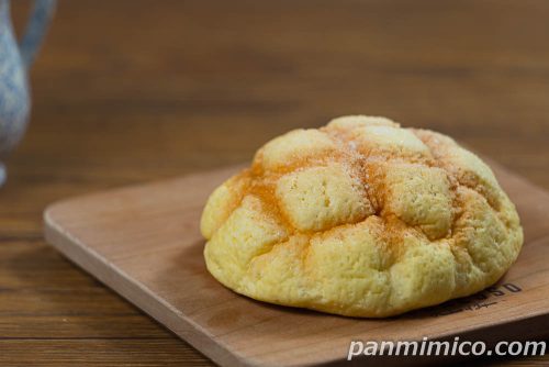 ふんわりメロンパン【セブンイレブン】斜めから撮った写真