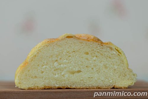 ふんわりメロンパン【セブンイレブン】断面の写真