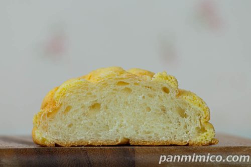 ふわサクっ！メロンパン【ローソン】断面の写真