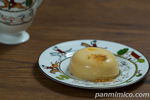 ローソン「徳島産業　もちもちプリン」斜めから撮った写真