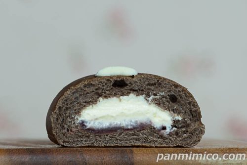 【セブン】「ウユクリームパン」断面の写真