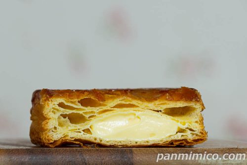 【ファミマ】新作「クレームブリュレ風クイニーアマン」断面の写真