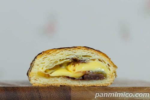 カスタードアップルパイ（チョコ入）【ファミリーマート】断面の写真