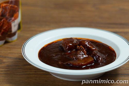 セブン「７プレミアムゴールド　金のビーフシチュー」斜めから撮った写真