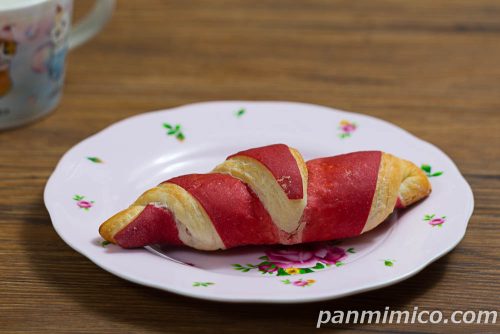 ７Ｐ　クロワッサン　いちごジャム　２個入【セブンイレブン】斜めから撮った写真