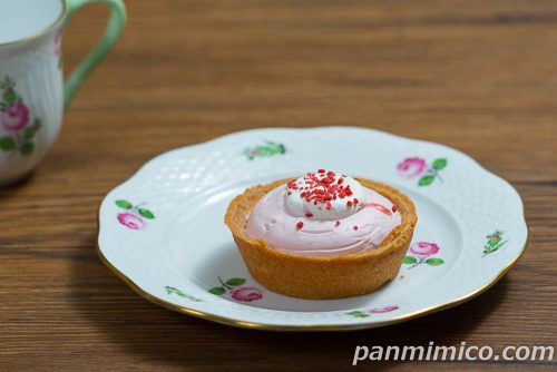 Uchi Café いちごミルクのタルト【ローソン】斜めから撮った写真