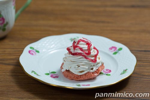 ファミマ「いちごのモンブラン（メレンゲ入り）」斜めから撮った写真