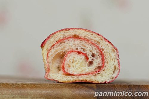 ７Ｐ　クロワッサン　いちごジャム　２個入【セブンイレブン】断面の写真
