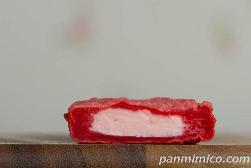 Uchi Café　もっちりとした紅いたい焼き　いちごクリーム【ローソン】断面の写真