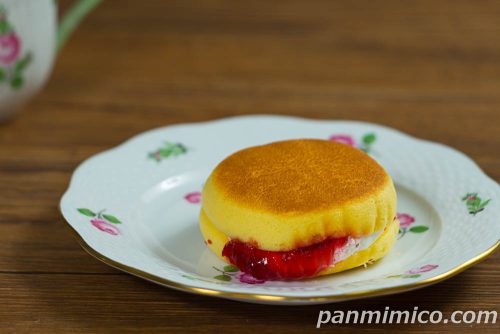 【セブンイレブン】「7プレミアム パンケーキバーガー いちご&ホイップ」斜めから撮った写真