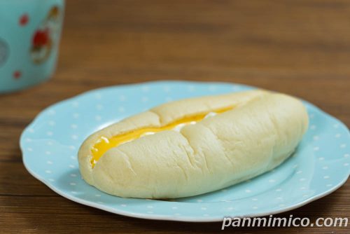 【セブン】あんまいダブルクリームコッペ斜めから撮った写真