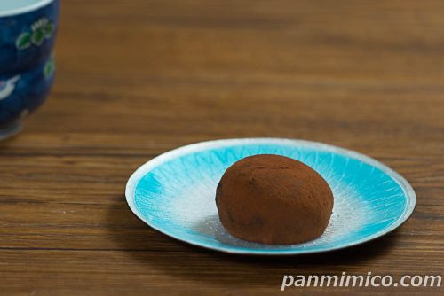 ゴディバ監修 濃厚ショコラ大福【ヤマザキ】斜めから撮った写真