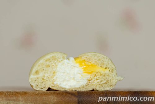 【セブン】あんまいダブルクリームコッペ断面の写真