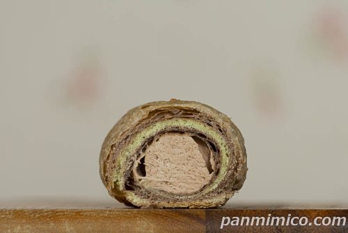 ７Ｐザクザクサンホルンチョコ風味ホイップ【セブンイレブン】断面の写真