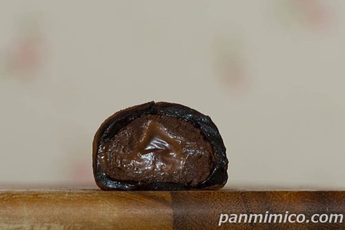 ゴディバ監修 濃厚ショコラ大福【ヤマザキ】断面の写真