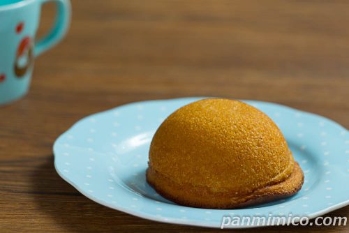 BE:FIRST　ふわふわボンブケーキ キャラメル味【ファミリーマート】斜めから撮った写真