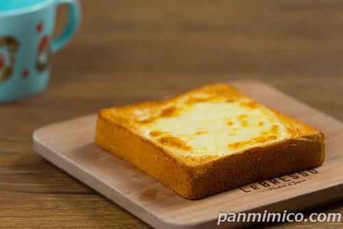 セブンチーズグラニュートースト斜めから撮った写真