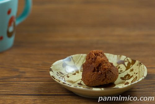 シーサーのさたぱんびん　紫芋味（サーターアンダギー）【セブンイレブン】斜めから撮った写真