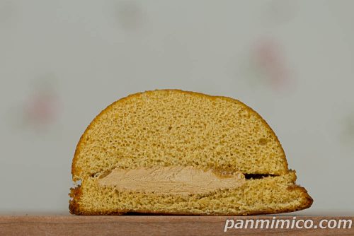 BE:FIRST　ふわふわボンブケーキ キャラメル味【ファミリーマート】断面の写真
