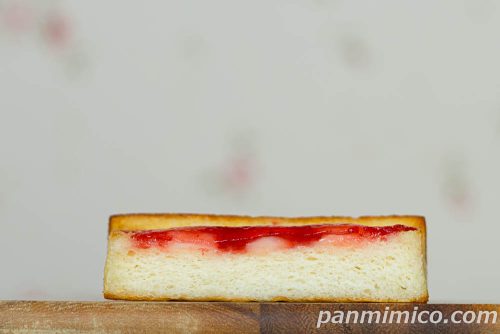 あまおういちご＆ミルクトースト【Pasco】断面の写真