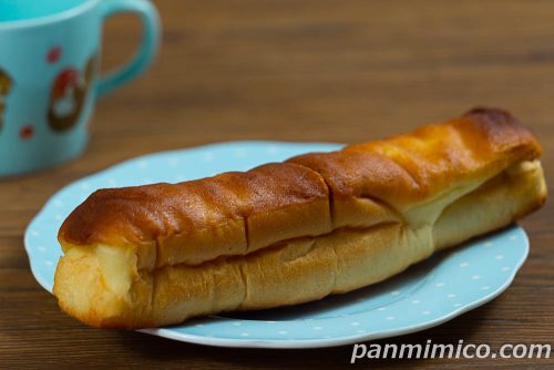 濃厚な満足感 チーズスティック(チーズホイップ)【ヤマザキ】斜めから撮った写真