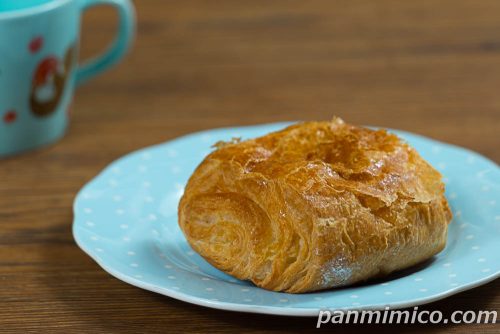 濃厚な満足感 ミルクホイップデニッシュ【ヤマザキ】斜めから撮った写真