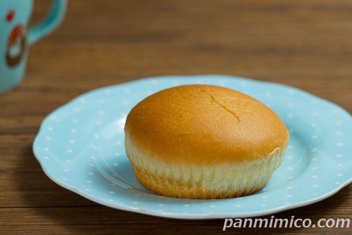 満たされブール　カスタード【YKベーキングカンパニー】斜めから撮った写真