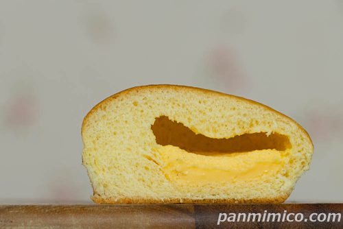 満たされブール　カスタード【YKベーキングカンパニー】断面の写真