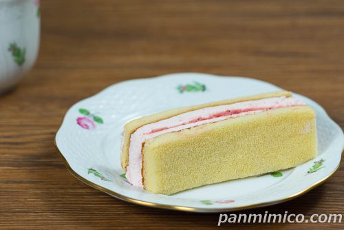 ジョイスナッキー（ストロベリー）【ヤマザキ】斜めから撮った写真