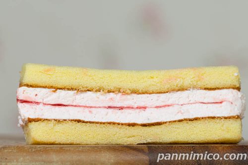 ジョイスナッキー（ストロベリー）【ヤマザキ】断面の写真