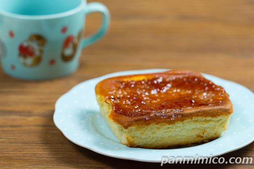 セブン「跳ねる!でっかいざくざくカステラ」斜めから撮った写真