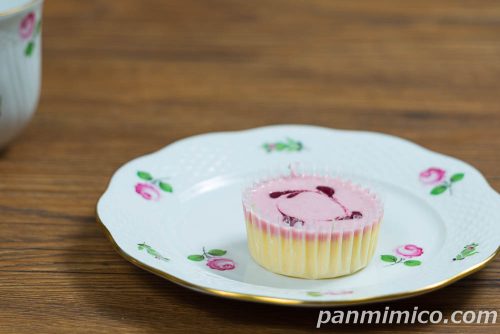 【セブン】とろ生チーズケーキ いちご斜めから撮った写真